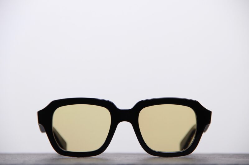 Robert La Roche Lunettes de soleil noires Verres solaires jaunes Optique27 Aix en Provence